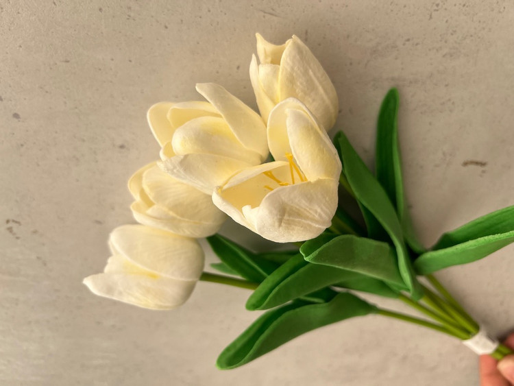 دسته گل لاله نیمه باز سفیدکرمی لمسی ( 5 شاخه) درجه دو